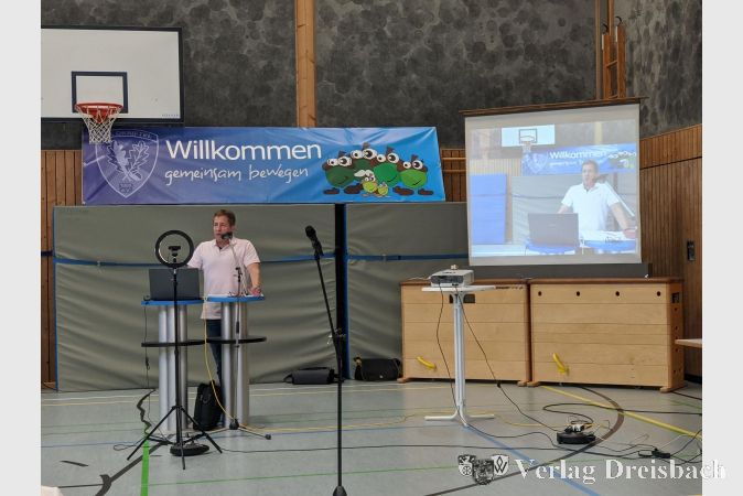 Frank Lakomy, der neue 1. Vorsitzende des TV Okriftel. Die Jahreshauptversammlung wurde erstmals auch live im Internet übertragen.