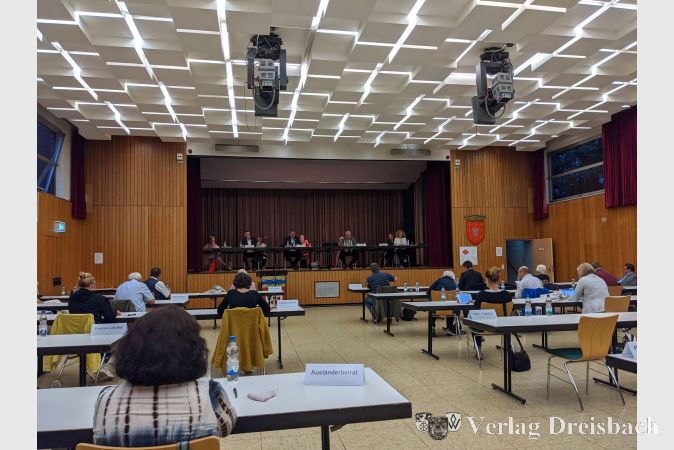 Erneut fand die Sitzung der Gemeindevertretung in der Kleinen Schwarzbachhalle statt. Die Halle hat sich inzwischen als Schauplatz für politische Sitzungen in Kriftel bewährt, die Hygiene- und Abstandsregeln angesichts der Corona-Pandemie können hier zuverlässig eingehalten werden.