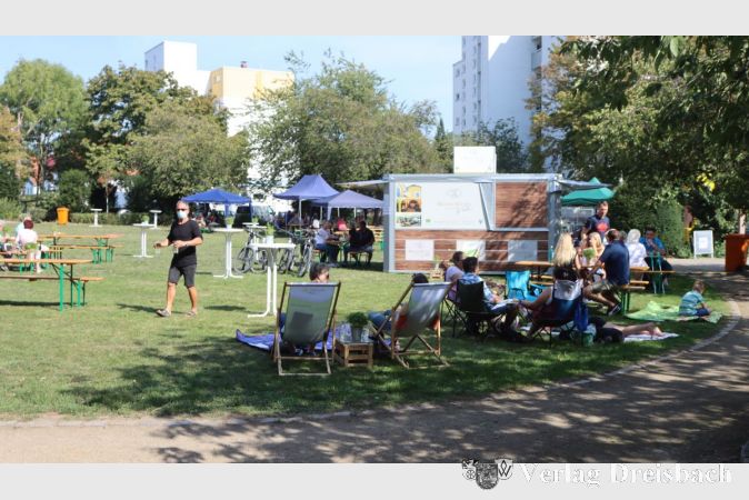 Getränk holen und sich ein Plätzchen suchen, Biergartenatmosphäre kam am Wochenende im Flörsheimer Stadtpark auf.