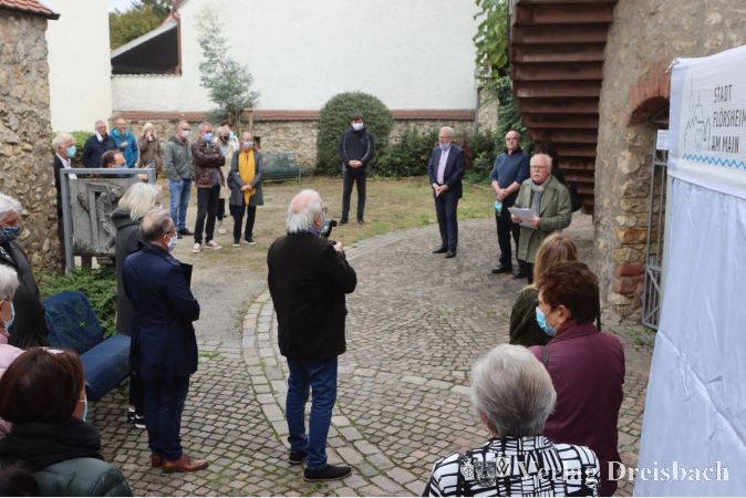 Auf großes Interesse stieß am Sonntag die Ausstellungseröffnung im Kunstforum Mainturm. Die Vernissage fand aufgrund des Andrangs im Freien statt.