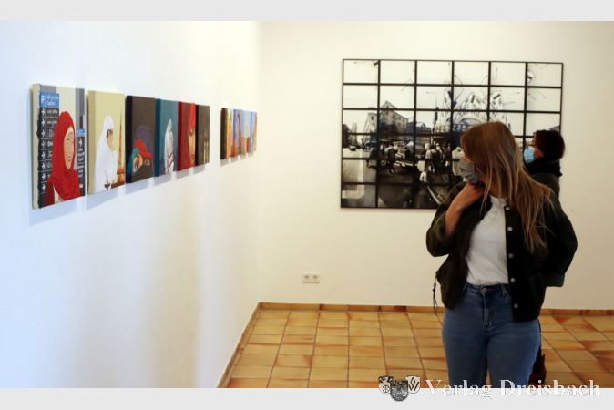 Acrylgemälde und Fotokunst passen gut in einen Raum, beweisen Beinlich und Lecher, hier mit einer "Mode"-Bildserie der Malerin und dem großformatigen Werk "San Francisco" des Fotografen.