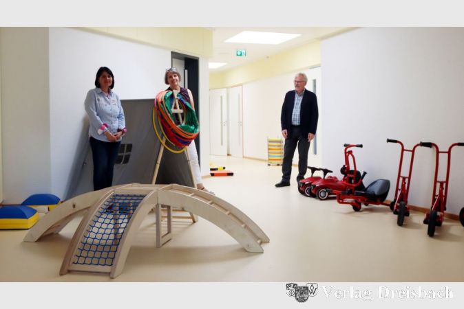 Die Spielgeräte sind da, die Wände noch etwas kahl: Einrichtungsleiterin Sabine Pelster freut sich mit der Ersten Stadträtin Renate Mohr und Bürgermeister Bernd Blisch (v. l.) darüber, dass es nun los gehen konnte in der Bewegungskita.
