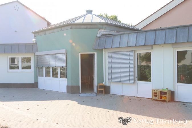 Das Nachbargebäude der Riedschule entstand 1989 und beherbergte zunächst den Hort der Grundschule und diente zuletzt als Flüchtlingsunterkunft.