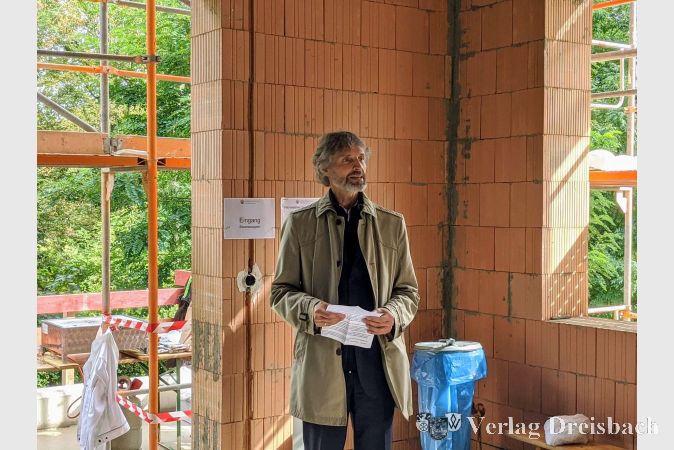 Holger Kazzer (Hawobau) richtete mit einer kurzen Rede das Wort an die Gäste des Richtfests.