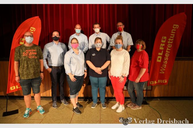 Der neue Vorstand der DLRG OG Kriftel e.V.. Vordere Reihe von links nach rechts: Ralf Stössel, Alexander Schmitt, Wiebke Wienands, Anja Orgler, Katharina Barthen, Silvia März-Saame. Hintere Reihe: Dirk Schanz, Erik Hülsmann, Markus Bräuning, es fehlt Leo Gallenbacher.