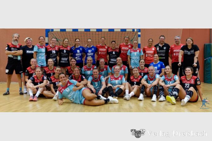 Die TSG-Damen und die Damen der HSG Bensheim Auerbach nach dem Testspiel am 4. August.