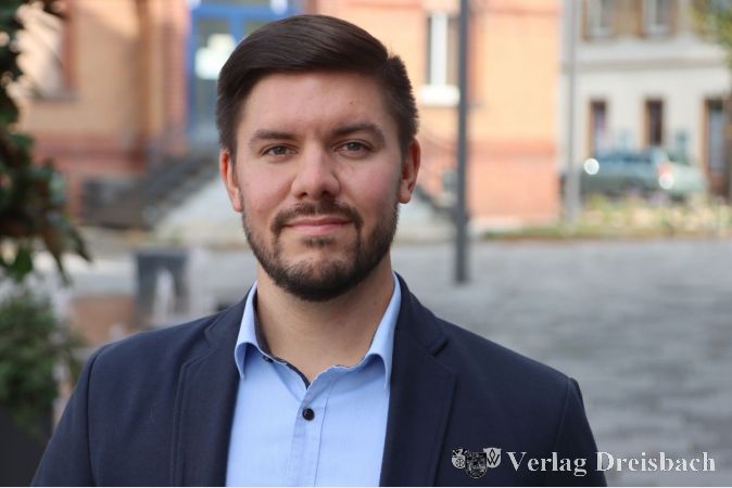 Diesen Herren bitte ansprechen: Simon Rahner ist für die Stadt Flörsheim seit August als Gesprächspartner der Bürgerinnen und Bürger in den Straßen unterwegs, um die Problemzonen kennenzulernen. Er koordiniert für die Verwaltung zudem den Kompass-Prozess.