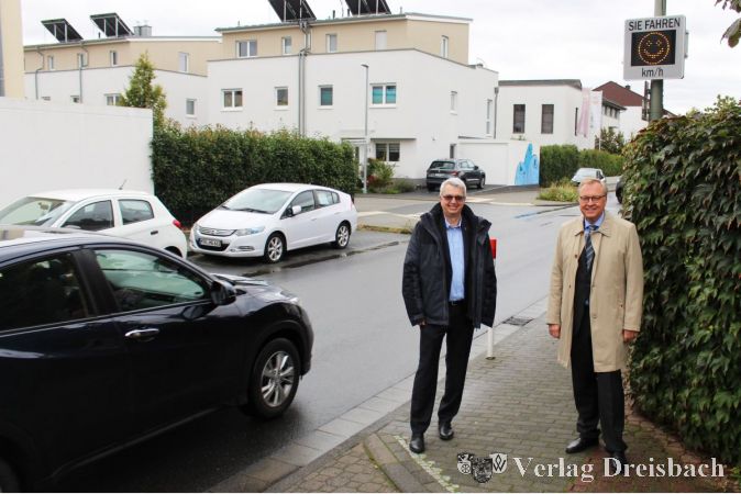 Kreisbeigeordneter Baron (rechts) und Bürgermeister Westedt vor dem neuen Display an der Altkönigstraße.