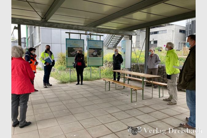 Die Pläne für den Steinmühlenweg erläuterte Ibiß am Infopoint und beantwortete zusammen mit Projektleiter Peter Wagner Fragen.