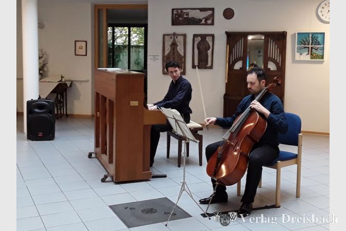 Uriah Tutter und Elisha Kravitz machten das Foyer des Laurentius-Münch-Hauses zum Konzertsaal, Werke von Bach, Piazolla und Bartholdy waren zu hören.
