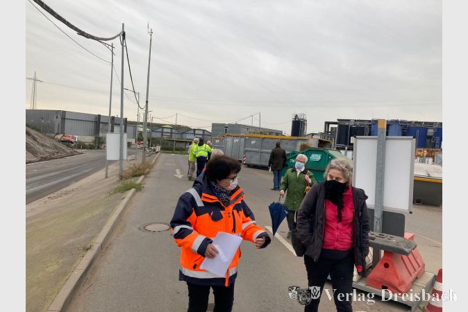 Zunächst führte RMD-Geschäftsführerin Beate Ibiß (l.) die Zuhörer auf dem Deponiegelände über den aktuellen Wertstoffhof.