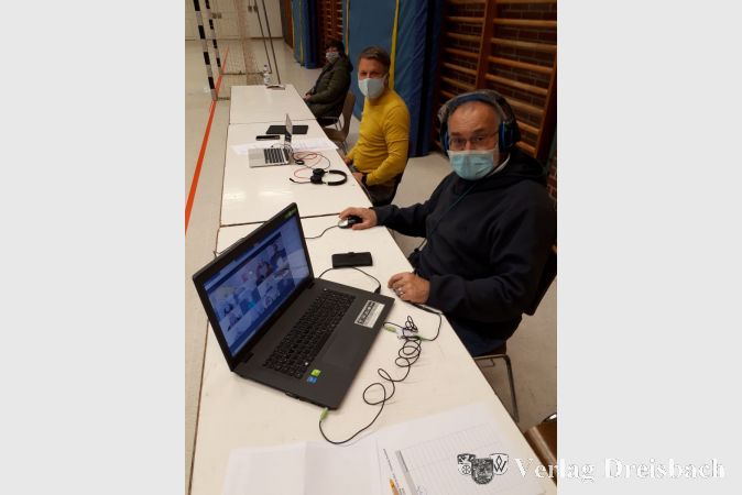 Der Vorstand leitete die virtuelle Versammlung aus der Großen Schwarzbachhalle.