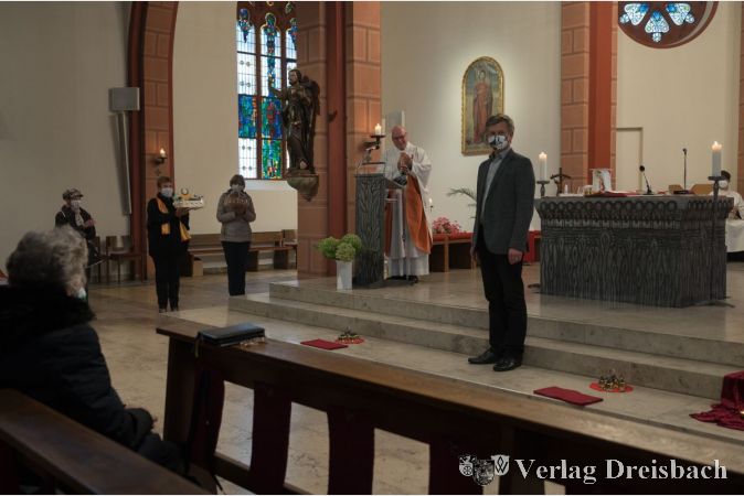 Dr. Andreas Winckler (rechts) zeigte sich dankbar für die Anerkennung, die ihm Pfarrer Gros, die katholische Kirchengemeinde und der Caecilienverein am Sonntag entgegenbrachten.