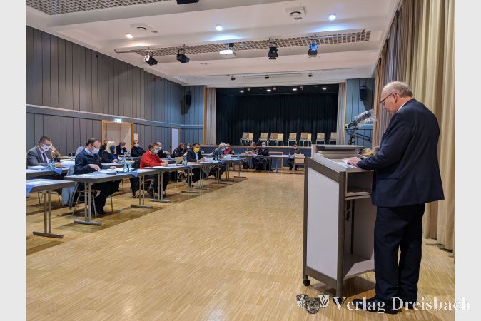 Am vergangenen Donnerstag stellte Erster Stadtrat Karl Heinz Spengler im Haus der Vereine den Stadtverordneten den neuen Haushaltsplan vor.