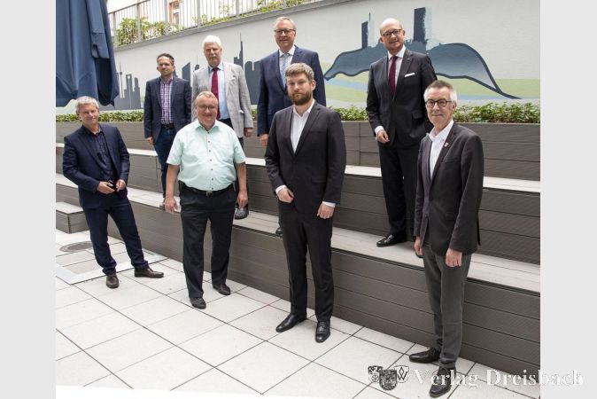 Untere Reihe von li. nach re.: Andreas Kowol (Wiesbaden, Stadtrat), Klaus Schindling (Hattersheim, Bürgermeister), Tom Ebberink (Regionalverband), Franz Jirasek (Kriftel, Erster Beigeordneter).
Obere Reihe von li. nach re.: Stefan Lüdecke (Frankfurt, Stabsstellenleiter Radverkehr), Wolfgang Exner (Hofheim, Erster Stadtrat), Johannes Baron (Main-Taunus-Kreis, Kreisbeigeordneter), Rouven Kötter (Regionalverband).