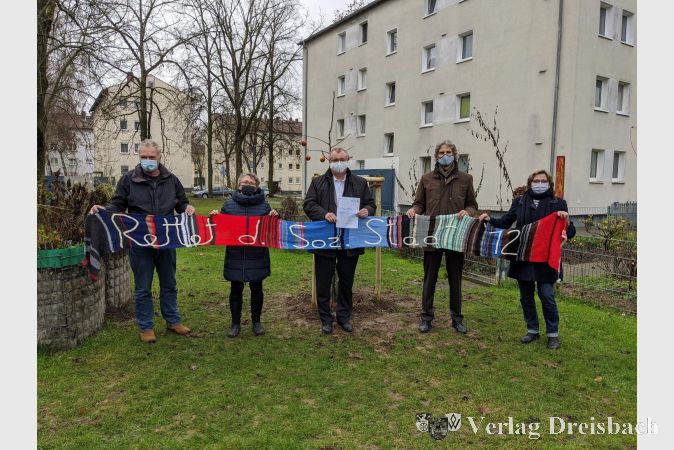 Von links nach rechts: Eberhard Roth und Heike Bülter vom Stadtteilbüro, Bürgermeister Klaus Schindling mit der Urkunde, Hawobau-Geschäftsführer Holger Kazzer und Ideengeberin Ulrike Milas-Quirin. Im Hintergrund der Birnbaum, der neben dem Scheck über 3.000 Euro ebenfalls zum Preis gehört.