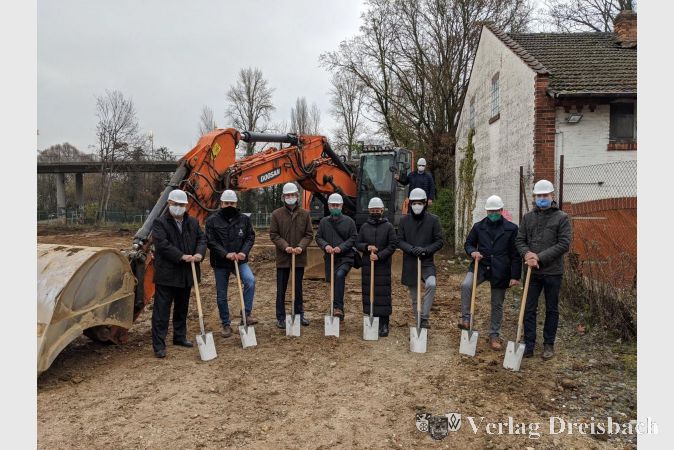 Von links nach rechts: Bürgermeister Klaus Schindling, Eduard Wigowski (Lanz Bau), Hawobau-Geschäftsführer Holger Kazzer, Architekt Reinhard Uttenweiler, Architektin Milena Knap-Gradinger, Atilla Yesiltepeli (HaWoBau), Stefan Zinkann (TP Thürauf + Partner GbR) und Architekt Jörg Rapp. Im Hintergrund: Matthias Lanz (Lanz Bau).