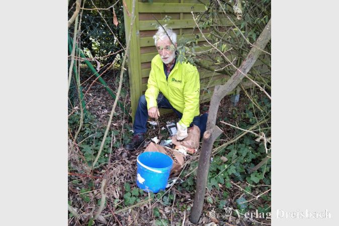 Bernd Zürn ärgert sich über Mitbürger, die ihren Müll nicht bis zu einem Mülleiner bei sich behalten wollen.