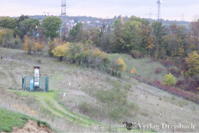 Die rekultivierte Deponiefläche sieht fast nach einer natürlichen Umgebung aus, doch technische Anlagen und überall aus dem Boden ragende Rohre zeigen an, dass hier noch etwas am Arbeiten ist. Die RMD, die die Nachsorgephase der Weilbacher Deponie organisieren soll, hat nun die Zusage des Kreises zur kompletten Übernahme aller Kosten, die auf neun Millionen Euro geschätzt werden.