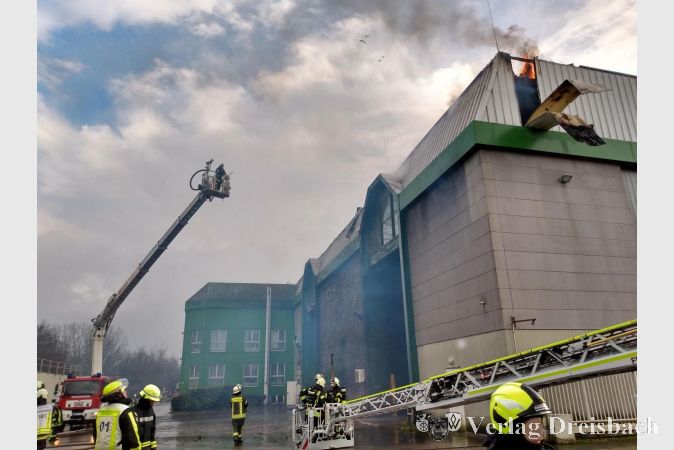 Die Wertstoffsortieranlage der KKM machte in den vergangenen Jahren mehrfach durch Großbrände von sich reden, zuletzt im Februar 2020. Nun soll das leerstehende Gebäude als Wertstoffhof der Städte Flörsheim und Hochheim einem neuen Nutzen zugeführt werden. Bauen und betreiben soll ihn wie am bisherigen Standort auf der Deponie die RMD.