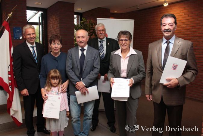 Monika Bentsch (2. von rechts) bei der Verleihung des Ehrenbriefs des Landes Hessen im Landratsamt am 23. September 2019, gemeinsam mit Landrat Michael Cyriax (links) und weiteren Ausgezeichneten.