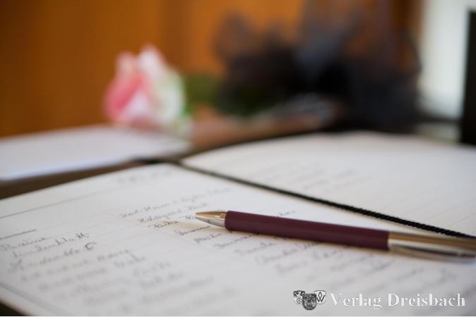 Von den Trauergästen ist eine Anwesenheitsliste zu führen, zusätzlich zum Kondolenzbuch. Es muss organisatorisch gewährleistet sein, dass dabei Schreibutensilien nicht zwischen den Mitgliedern unterschiedlicher Hausstände hin- und hergereicht werden.