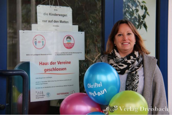 Die Vorsitzende der Wilden Weiber Okriftel (WWO), Daniela Heislitz, und ihre Mitstreiterinnen haben sich eine bunte Luftballon-Aktion für ihren Ort am Fastnachtsamstag ausgedacht.