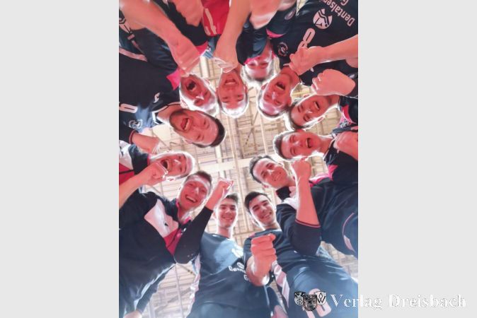 Die TuS Kriftel bejubelt den ersten Auswärtssieg.