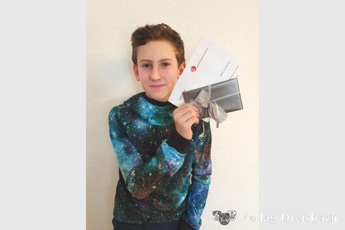 Einen Gutschein erhielt Noah Euler als Dankeschön für sein ehrenamtliches Engagement,