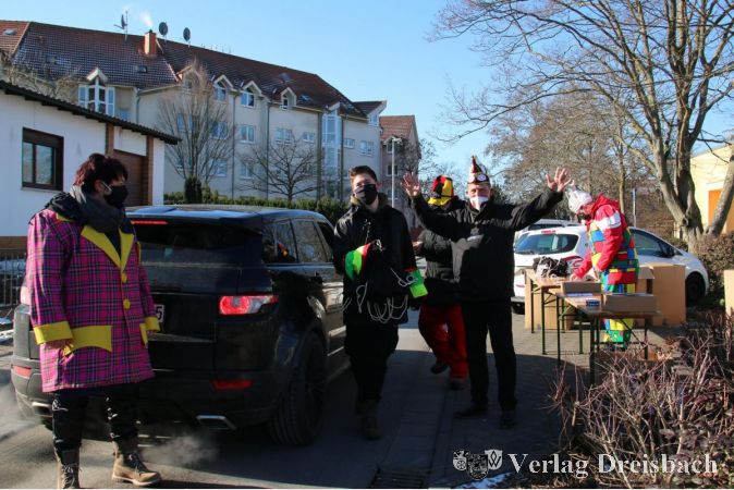 Reibungslos und fröhlich verlief die Übergabe der "Beutelcher" des CCM bei bestem Fastnachtswetter am letzten Samstag.