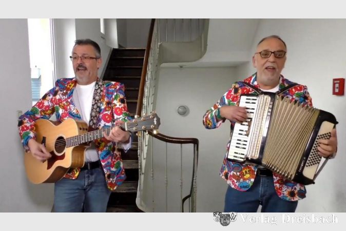 Markus & Klaus - singend im Treppenhaus.