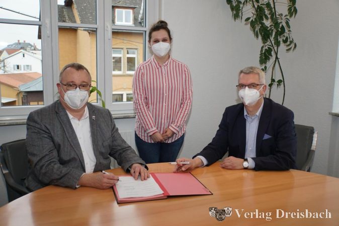 Von links nach rechts: Bürgermeister Klaus Schindling, Projektleiterin Laura Berg und Bürgermeister Dirk Westedt.