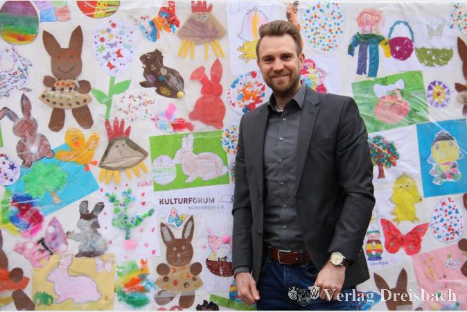 Daniel Neumann, der Geschäftsstellenleiter des Hattersheimer KulturForums, freut sich mit seinem Team sehr über die vielen bunten Osterbilder, welche die Hattersheimer Kinder kreiert haben.