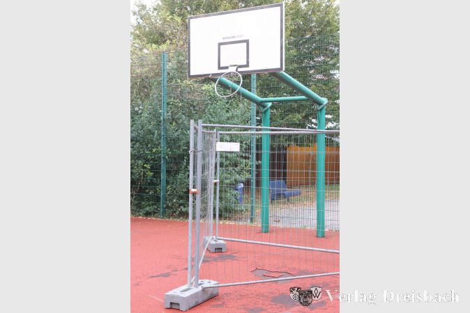 Mit inzwischen wieder abgebauten Gittern wurde im September der hintere Korb abgesperrt. Weder der Ring noch der Belag wurde seither instandgesetzt.