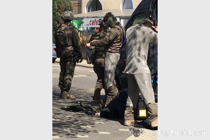 Die Spezialkräfte machen sich bereit für den Einsatz, der dann doch deutlich kleiner ausfiel als es den Aufgebot nach aussah.