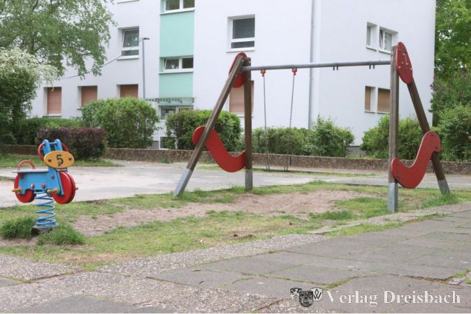 Wenig zu bieten hat die Spielfläche im Zentrum der Wohnblöcke Am Untertor. Die Freien Bürger wollen Ersatz.