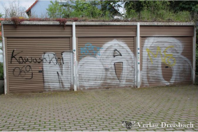 So trist sahen die Garagentor in der Friedensstraße bis vor kurzem aus...