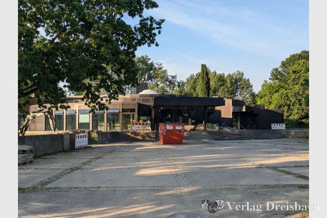 Seit ein paar Monaten hat man zumindest von außen wieder freie Sicht auf die Stadthalle.