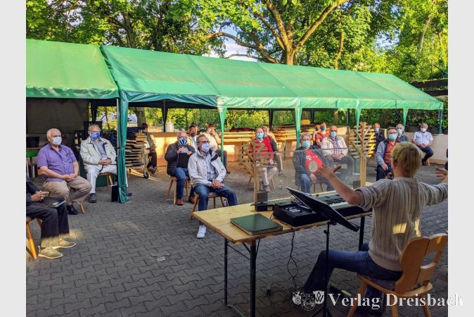 So wurde beim Liederkranz im Mai 2020 geprobt: Chorleiter Sebastian W. Wagner am E-Piano, geschützt durch eine zusätzliche Kunststoffscheibe. Nun singt man wieder gemeinsam im Haus der Vereine in der Schulstraße - die schützende Scheibe kommt auch dort zum Einsatz.
