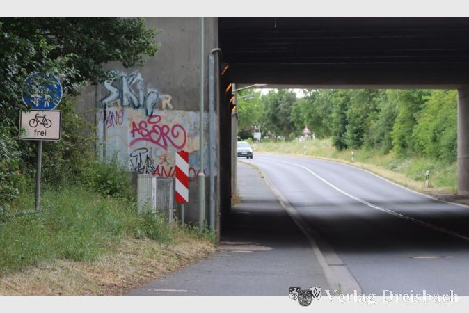 Dunkel, verengt und dann auch noch in schlechtem Zustand: Die Rad- und Fußwegverbindung von Weilbach nach Bad Weilbach und Stadtmitte (Foto in Gegenrichtung) soll sicherer werden.