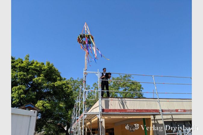 Der Richtspruch wurde standesgemäß von einem Zimmermann in voller Montur vorgetragen: "Du Glas, zersplittere im Grund! Geweiht sei die Kita zur Stund."