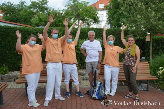 Gunter Lutzi (weißes Hemd) wurde auch im Flörsheimer Hospiz Lebensbrücke gebührend empfangen und zog nach einer Übernachtung im Haus weiter.
