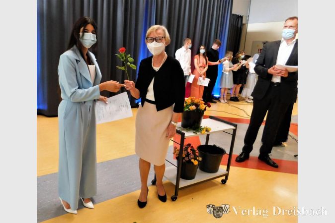 Schulsprecherin Malak El Boubkari (links) mit Schulleiterin Elke Wetterau-Bein.