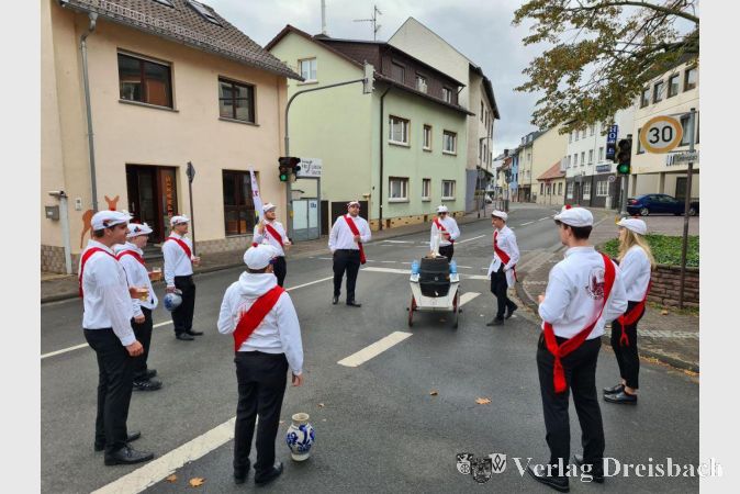Auf dem Weg zum gemeinsamen Mittagessen am Kerbesonntag im letzten Jahr. Die Kerbeborsch 2020 wurden dabei von einigen Mitgliedern der KGK begleitet. Auch der aktuelle Jahrgang muss leider wieder auf eine Zeltkerb verzichten.