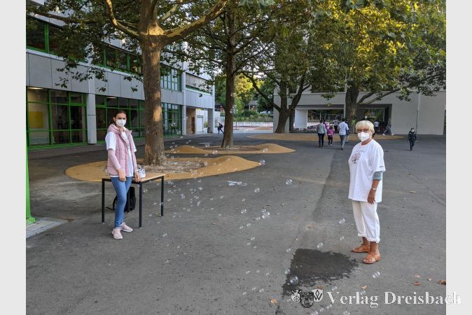 Frau Broda und Frau Rauh begrüßten die ABC-Schützen auf dem Pausenhof mit der Seifenblasenmaschine.