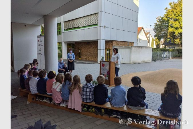 Aufmerksam lauschten die Kinder den Ausführungen von Schulleiterin Sandra van de Weyer.