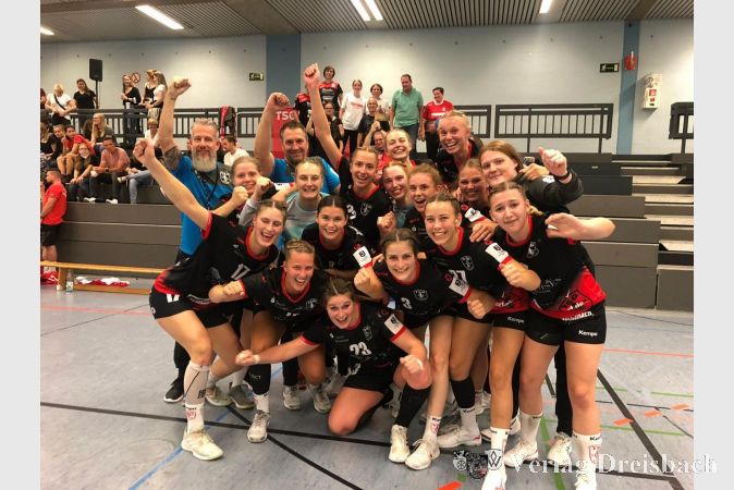 Die erfolgreichen Damen der TSG Eddersheim bejubeln ihren Sieg.