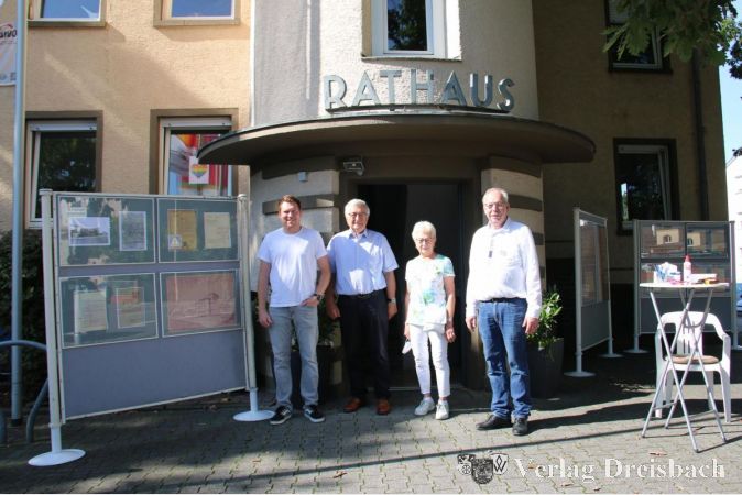 Oliver Schürmann, Geschäftsführer der AWO Main-Taunus (links) und Karl Heinz Spengler von den Geschichtsfreunden Okriftel (rechts) führten am letzten Sonntag, unterstützt von Gerhard Mantel (Mitte links) und Erika Ripperger (Mitte rechts), durch das Alte Okrifteler Rathaus.