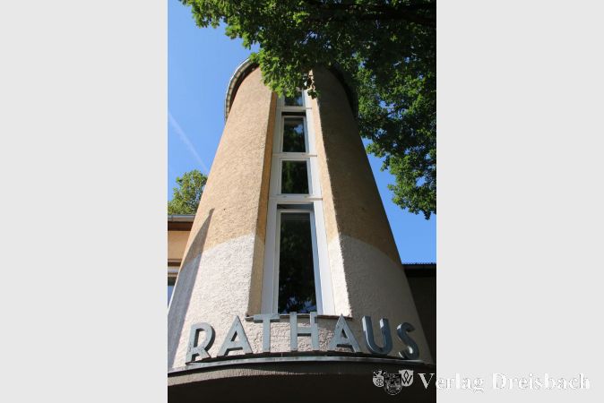 Noch heute beeindruckt das extravagante Treppenhaus des Alten Rathauses in Okriftel, beschattet von den inzwischen wieder mächtigen Eichen, die ebenfalls von der AWO MTK gepflegt werden.