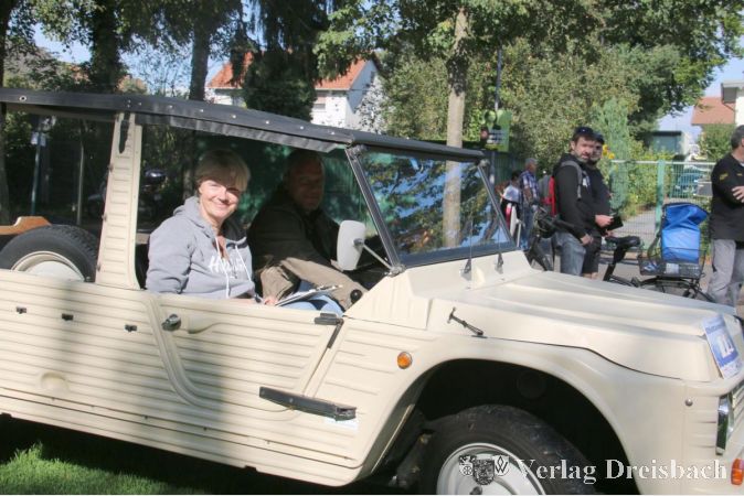 Auch die MTK-Botschafterin Nele Neuhaus war in diesem Jahr bei der Oldtimer-Tour dabei. Sie fuhr als Beifahrerin in einem Citroën Méhari mit.
